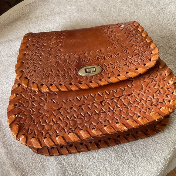 VINTAGE LEATHER TOOLED CROSSBODY - Picture 1 of 10